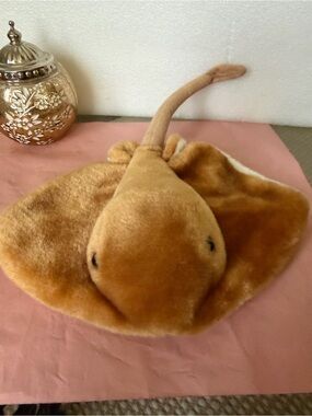 ALFA Plush Stuffed stingray glossy eyes Animal with Soft Cream Fur